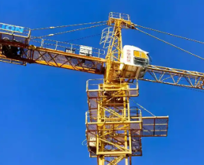 建筑工地塔吊搭建冠航防墜器的安全保護